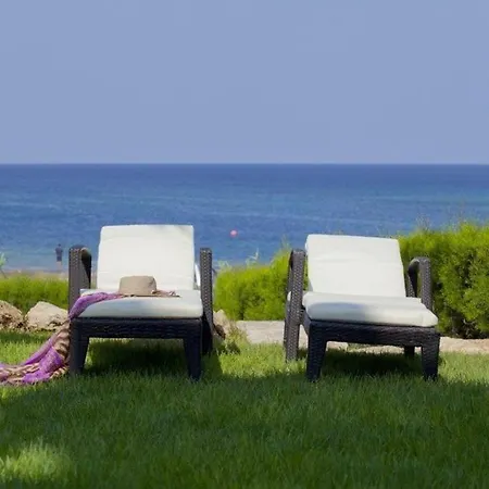 “beautiful Trident Beach Front Suite” * Paralimni