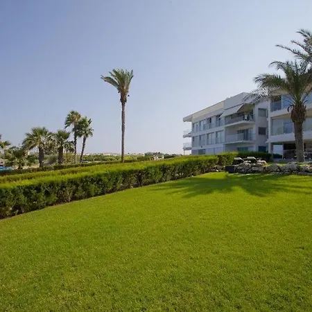 “beautiful Trident Beach Front Suite” Paralimni