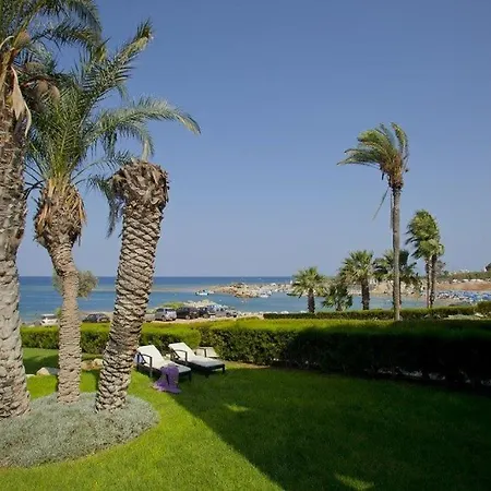 “beautiful Trident Beach Front Suite” Paralimni